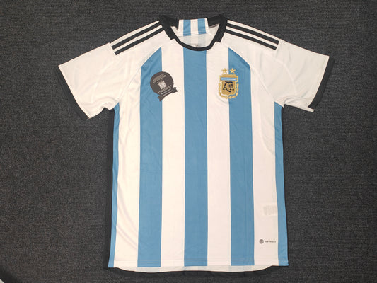 Camisa autografada da temporada 22/23 da Argentina de Messi Icons coa